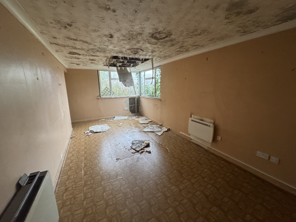 Lot: 156 - TWO DETACHED BUNGALOWS FOR IMPROVEMENT IN POPULAR LOCATION - 10- Living room